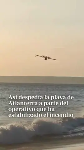 👏Entre aplausos despedía la playa de Atlanterra a parte del operativo que ha estabilizado incendio en Tarifa