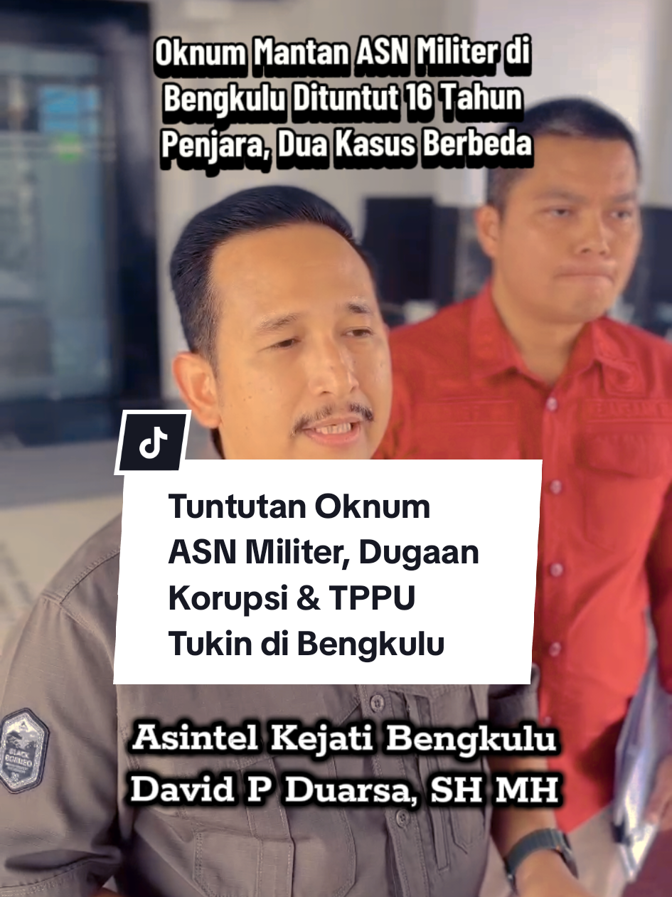 Tuntutan Terhadap Mantan ASN Militer di Bengkulu, 16 Tahun Penjara Dengan Dua Kasus Berbeda BENGKULU – Sidang lanjutan perkara dugaan tindak pidana korupsi Tunjangan Kinerja (Tukin) Prajurit Korem Bengkulu tahun 2023 serta korupsi Tukin tahun 2022 yang disertai Tindak Pidana Pencucian Uang (TPPU) dengan terdakwa RM Ali Kurniawan kembali digelar di Pengadilan Negeri Bengkulu, Selasa (13/8/2025). Agenda sidang kali ini adalah pembacaan tuntutan oleh Jaksa Penuntut Umum (JPU) Kejaksaan Tinggi (Kejati) Bengkulu di hadapan Ketua Majelis Hakim Achmadysah Ade Muri. Dalam perkara korupsi Tukin 2023, JPU menuntut terdakwa dengan pidana penjara selama 8 tahun, denda Rp50 juta subsider 1 bulan kurungan, serta membayar uang pengganti sebesar Rp4,6 miliar subsider 2 tahun 6 bulan penjara. Tuntutan ini mengacu pada Pasal 2 ayat (1) jo Pasal 18 UU Nomor 31 Tahun 1999 yang telah diubah dengan UU Nomor 20 Tahun 2001 tentang Pemberantasan Tipikor jo Pasal 55 ayat (1) ke-1 KUHP. Sementara itu, dalam perkara korupsi Tukin 2022 yang disertai TPPU, RM Ali Kurniawan juga dituntut 8 tahun penjara dan denda Rp50 juta subsider 1 bulan kurungan. Terdakwa diwajibkan membayar uang pengganti Rp1,4 miliar subsider 1 tahun 6 bulan penjara. Tuntutan ini didasarkan pada Pasal 2 ayat (1) jo Pasal 18 UU Tipikor serta Pasal 3 UU Nomor 8 Tahun 2010 tentang Pencegahan dan Pemberantasan TPPU. “Hal yang memberatkan, perbuatan terdakwa tidak mendukung program pemerintah dalam pemberantasan korupsi serta menimbulkan kerugian negara,” tegas JPU Kejati Bengkulu, Dewi Kumalasari, saat membacakan tuntutan. Asisten Intelijen Kejati Bengkulu David Palapa Duarsa menjelaskan, terdapat dua perkara berbeda yang menjerat terdakwa. Untuk pidana pokok, tuntutan 8 tahun penjara dijatuhkan pada masing-masing perkara, dengan denda Rp50 juta subsider 1 bulan kurungan. Uang pengganti pada perkara TPPU dan korupsi Tukin 2020–2022 mencapai Rp5,8 miliar lebih sesuai hasil audit BPKP, dengan rincian tuntutan uang pengganti Rp1 miliar pada satu perkara dan Rp4 miliar pada perkara lainnya. Kasus ini bermula dari modus terdakwa yang mengubah nominal tunjangan prajurit dengan menambahkan angka nol di akhir jumlah, sehingga nilai pencairan membengkak dan merugikan negara miliaran rupiah. #Bengkulu #SidangKorupsi #tukin  #KorupsiBengkulu #KasusTPPU 