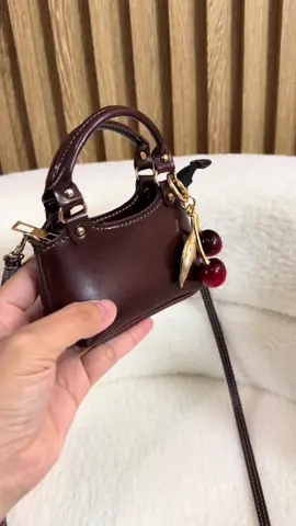 Tas miniatur kinza gak muat hp y, ini warna coklatnya lucu banget y 😊😊😊 #taswanita #taslucu #tiktoklive #livehighlights #nalalacollection 