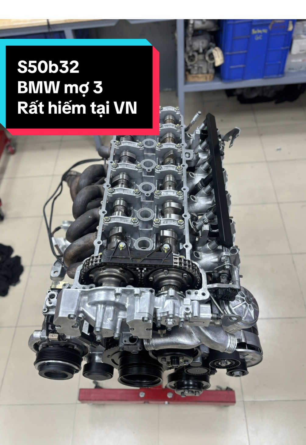 “Siết lực – Đo lỗ – Đảm bảo máy bền như ý!” Trước khi ráp một động cơ, nhất là phần trục khuỷu, đây là bước sống còn: siết lực ổ trục chính chuẩn thông số, rồi đo kiểm lại kích thước lỗ. Vì sao? Khi siết, thân máy sẽ có độ biến dạng, nếu không đo, bạn sẽ chẳng biết lỗ có bị bóp méo hay khe hở nhớt còn chuẩn hay không. Sai lệch ở đây đồng nghĩa bạc nhanh mòn, máy nhanh hỏng. Tôi dùng bạc lót King Racing – so với bạc zin, nó chịu tải cao hơn, chống mài mòn tốt hơn, bề mặt phủ công nghệ đua, dành cho máy hiệu năng cao. Lực siết tôi dùng mỡ ARP Ultra-Torque – loại bôi trơn giúp lực siết ổn định, giảm ma sát ren, và được các hãng độ hàng đầu tin dùng cho những con ốc “căng” nhất. Bước này không phải để đẹp quy trình – mà là bảo hiểm sinh mạng của động cơ. Làm đúng, máy quay êm, khe hở nhớt chuẩn, bạc bền, trục khỏe và tránh những cú hỏng máy tốn hàng chục triệu chỉ vì “bỏ qua một lần đo” .   #S50b32 #king #ARP  #ttduy68 #xuhuong 