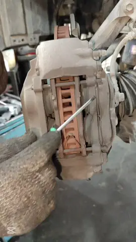 brake pads replacement #auto #mechanic #automotive #repair 