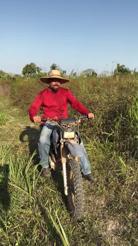 O moleque atrapalhou o lagartixa 