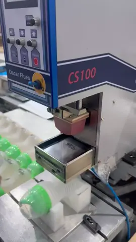 Alta produtividade | Tampografia Nesta aplicação, a CS 100 JrC entra em cena para mostrar como unir velocidade e precisão na impressão por tampografia. Com produtividade de até 3.000 peças por hora e área de impressão de 70 ø ou 60 × 60 mm, ela garante um processo ágil e repetível, ideal para grandes volumes. Indicada para itens como tampas plásticas, peças técnicas, componentes promocionais e muito mais. Mais produtividade no ciclo. Mais eficiência na linha de produção. Se a sua operação precisa de rendimento sem abrir mão da qualidade, fale com a Oscar Flues e veja como essa solução pode atender seu negócio. ___________ High Productivity | Pad Printing In this application, the CS 100 JrC steps in to demonstrate how speed and precision come together in pad printing. With an output of up to 3.000 parts per hour and a print area of 70 ø or 60 × 60 mm, it ensures a fast and repeatable process—perfect for high-volume production. Recommended for items such as plastic caps, technical parts, promotional components, and more. More productivity per cycle. More efficiency on the production line. If your operation demands performance without compromising on quality, talk to Oscar Flues and see how this solution can support your business. #tampografia #padprinting #tagless #maquinadetampografia #impressao