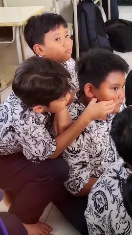 maaf salfok sama kibasan rambutnya el 🤣