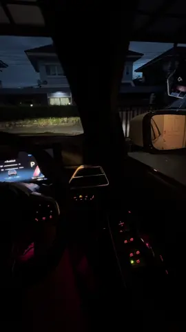 อยากออกเที่ยวกลางคืนบ้างแล้ว แต่ติดที่ป้ายแดง 🤣 #bmw #330emsport #lci2 