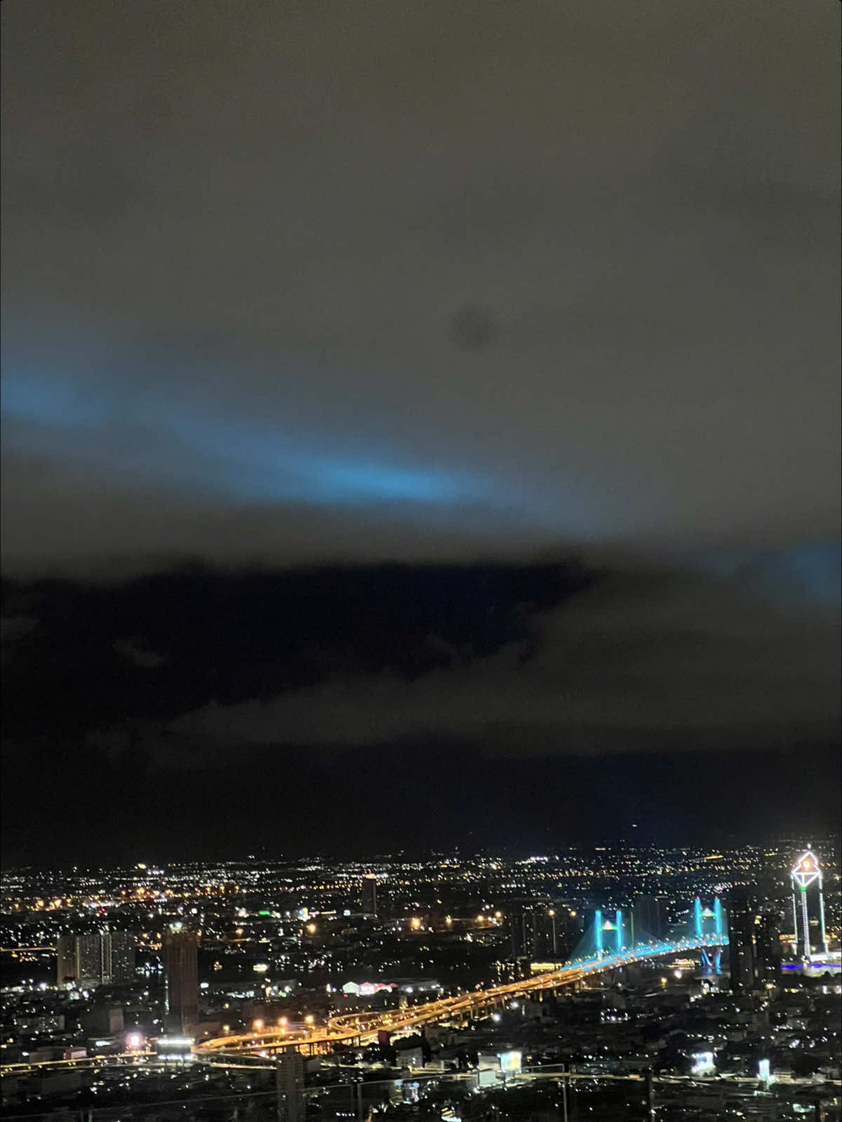 ไม่ต้องไปถึงนอร์เวย์ก็มีแสงเหนือให้ดู🧚‍♀️ #skywalk #thailand🇹🇭 #kingpowermahanakhon 