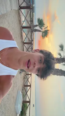 I think you should be something I don’t wanna hold back #sunset #Summer 🌅 