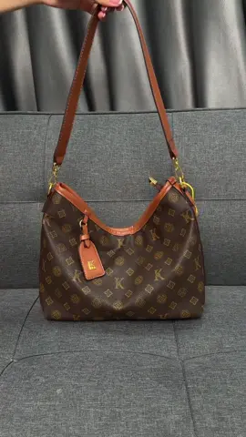 Bản túi đeo vai đeo chéo nhà em đây rồi. Kích thước đáy 28cm cao 25cm miệng túi 32cm. #tuixachnu #tuixach #tiktok #tuixachquangchau #xuhuong #zulychuyentuinu 