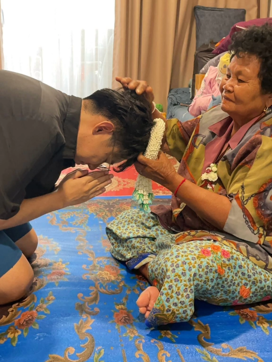 ควันหลงวันแม่ ไหว้ขอพรคุณยายค่ะ❤️🥰🥰🥰 Cr.เพจ แม่เพ็ญ แม่น้องลีโอ🙏 #ลีโออธิป #ลีโอเองนะครับ #ลีโอไมค์หมดหนี้ #ลีโอยุ้งข้าวเรคคอร์ด #ลูกกตัญญูปี68 