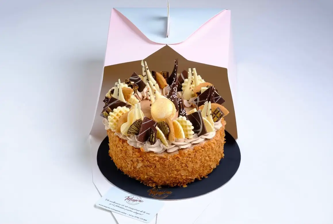 Când vrei să impresionezi cu un cadou, alegi un tort aniversar de la Mayore – elegant, rafinat, delicios. 🎂🎁   📍Pitești, Argeș Mall ,Etaj 1 📍Pitești, Str Maior Gheorghe Sontu, n5 #prajituriartizanale #ciocolatabelgiana #deserturipremium #pitesti #mayore   