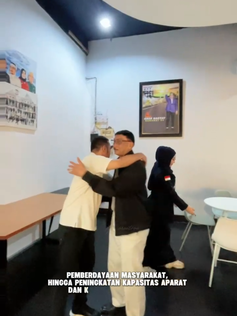 Alhamdulillah Saya berkesempatan untuk berdiskusi dengan Ketua Komisi XIII kak @Willy Aditya, tentang Penguatan koordinasi antara Pemerintah Pusat dan Daerah@Lisda Hendrajoni @Dr. H. Risnaldi Ibrahim 