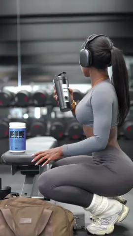 In the gym working #gym #legday #oneofone #101xGNC #101partner  Exercises: ♡ DB Goblet Squat ♡ SM Squat ♡ SM Reverse Lunge ♡ Hipthrust  Supplements: - @ONE OF ONE - Shop | code: SNAPE15 - Available with the link in my bio + your local GNC