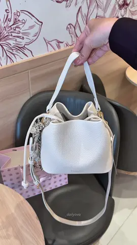 Cakep banget ternyata 🤍 #taswanita #coraldaisy #handbag #slingbag #bucketbag 