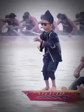 Cậu bé nhảy thuyền qua từng phiên bản sẽ ra sao?#aurafarming #fyp #freefireaurafarming  #pubgaurafaming #xh 