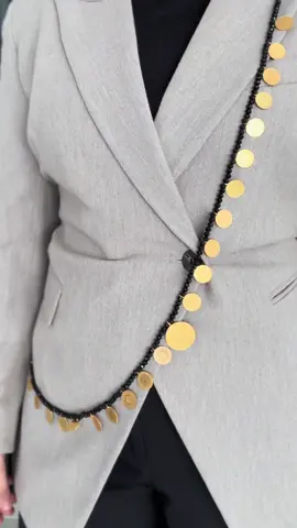 ✨ Zarafetin Altın Hali ✨ Siyah boncukların şık dokunuşu, çeyrek fişekliklerin zarafeti ve ortasında bir tam altının ışıltısı… 💎 Özel tasarım – Sadece Juwelier am Rathaus’ta 💎 #juwelier #wuppertal #cologne #schmuck #kuyumcu 