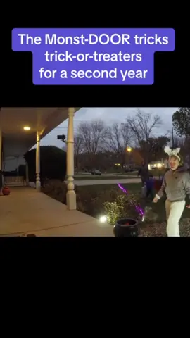 I love seeing trick or treaters reactions #kindness #spreadkindness #notestrangers #drivebykindness #caughtoncamera 