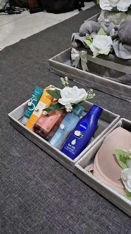 Seserahan mika jadul… sederhana tapi penuh cerita. Bukan sekadar kotak transparan, tapi kotak kenangan. Membawa kita kembali ke masa di mana cinta dirangkai dengan doa 💛