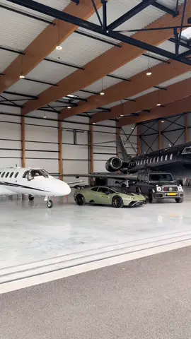 #cartok #privatejet #supercarsoftiktok #luxurylifestyle #bilionaire 