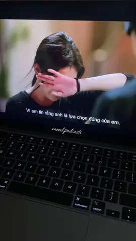 Anh kéo em ra khỏi cơn mưa, tưởng chừng em đã chọn đúng người, nhưng anh lại đẩy em vào lại cơn mưa lớn hơn.  #honlecuaem #huaquanghan #chuongnhuocnam #chiatay #sad 