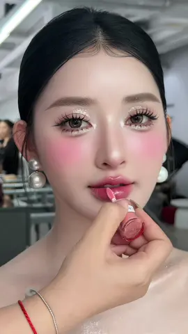 Thêm chiếc son pónk không bị chảy son cho các đồng make nè #linhjacemakeupacademy #huonghuongmakeup #viral #fwee 