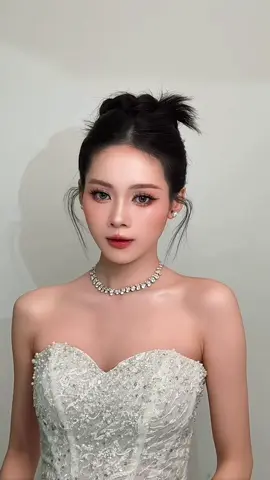 Order liền layout này đi mấy bà ưi, nó sang dã man 🫰🫰 Makehair by Yen.Chin💄 #makeupartist #yenchinmakeup #makeupdanang #danang #xuhuong #makeupcodau #makeuptips #capcut #makeupquangnam #makeuptiec 