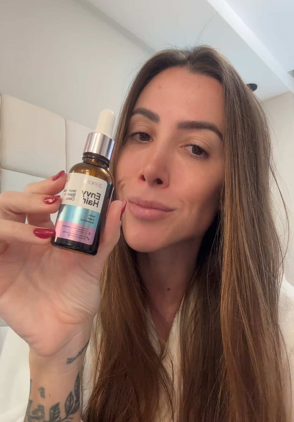 Promete ser 5x mais eficiente que Minoxidil 😮 Blend de óleos como alecrim, rícino, jojoba e argan. Estimula o crescimento, fortalece, reduz até 92% da queda e dá mais brilho e volume. Consistência leve, absorção rápida e resultados visíveis em poucas semanas. #sérumcapilar #EnvyHair 