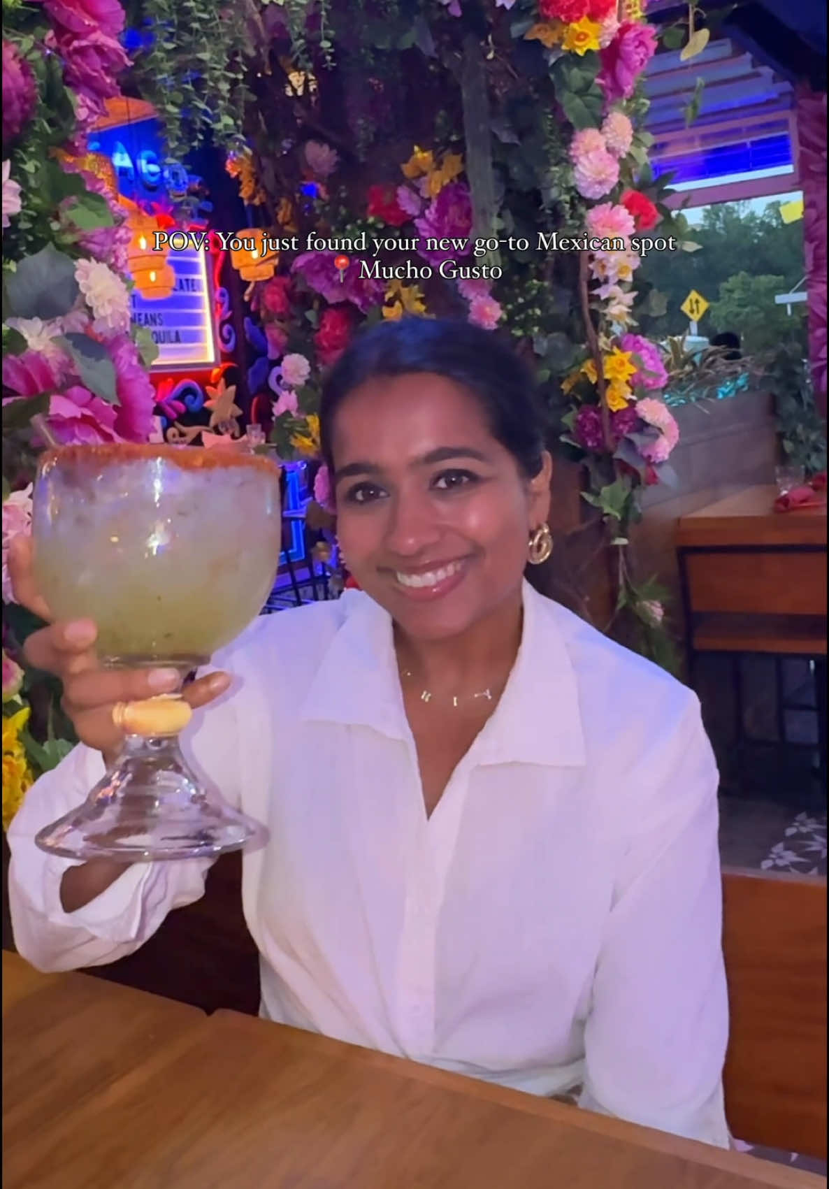 Sippin’ & Dippin’ // Add this new Mexican spot to your Chicago list! Here’s #ThePriCheck ✔️ Pepino Cucumber Margarita — no aperol, extra jalapeños.  ✔️ Uchepos Gratinados — sweet corn tamales (my #1 appetizer pick!)  ✔️ Suizas Chicken Enchiladas - verde sauce was delish!  ✔️ Chicken Fajitas - very well seasoned ✔️ Churros — the sweetest ending  ✔️Tunes on point 🎶🎶 ✔️Outdoor Patio ✔️Instagrammable moments  #mexicanrestaurant #mexicanfood #chicagorestaurant @Mucho Gusto Barra + Cocina 