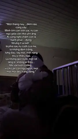 Có những đêm… Khi cả thế giới đang say ngủ, chỉ có mình và con thức cùng nhau. Con nằm trên vai, hơi thở còn thơm mùi sữa, bàn tay bé xíu nắm chặt lấy áo mẹ. Mẹ đi từng bước chậm, vừa ru vừa thì thầm: “Ngủ đi con, mẹ ở đây rồi…” Ai cũng thấy mẹ bế con là khoảnh khắc ngọt ngào… nhưng đâu ai biết phía sau là lưng ê ẩm, đôi mắt đỏ vì thiếu ngủ, và những lần gục xuống ghế vì mệt. Làm mẹ chưa bao giờ là dễ dàng. Nhưng chỉ cần con khẽ cười trong giấc ngủ, mọi mỏi mệt bỗng chốc tan biến. Gửi đến những bà mẹ đang thức cùng con ngoài kia… Chúng ta đều đang cố gắng hết sức, và chúng ta thật tuyệt vời. ❤️ #mebimsua  #chamsoccon  #thucdem  #momlife  #metygold