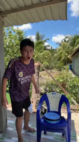 Sit in the chair #xuandongvlog #funny #food #magic 