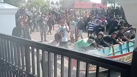 suara rakyat bila tdk didengar oleh pejabat dan pemimpin negri,maka jangn salahkan kami rakyat,yg ingin merubah negri dangan cara turun,dan menurunkan para pengusa dan pejabat..🐒🙊🙉🙈🚩🏳️🏴‍☠️