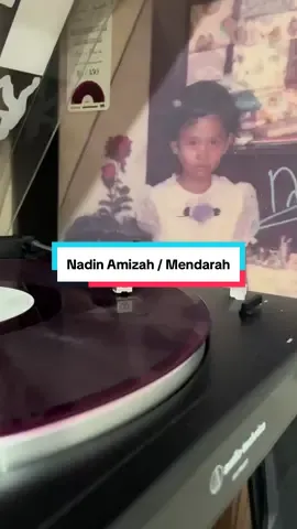 Kusulam senyum Meleburkan yang pilu Demi menjadi Aman tuk yang butuh Pergantian aku dengan dia Yang di cermin Yang lebih pandai Tersenyum Tertawa Bernyanyi tetap Di kala Terpuruk Ini ku yang kau tahu Nana hu Ini ku yang kau tahu.. @nadin⋆.ೃ࿔*:･ - Cermin #nadinamizah #cermin #nadinamizahcermin #albumselamatulangtahun #piringanhitam 