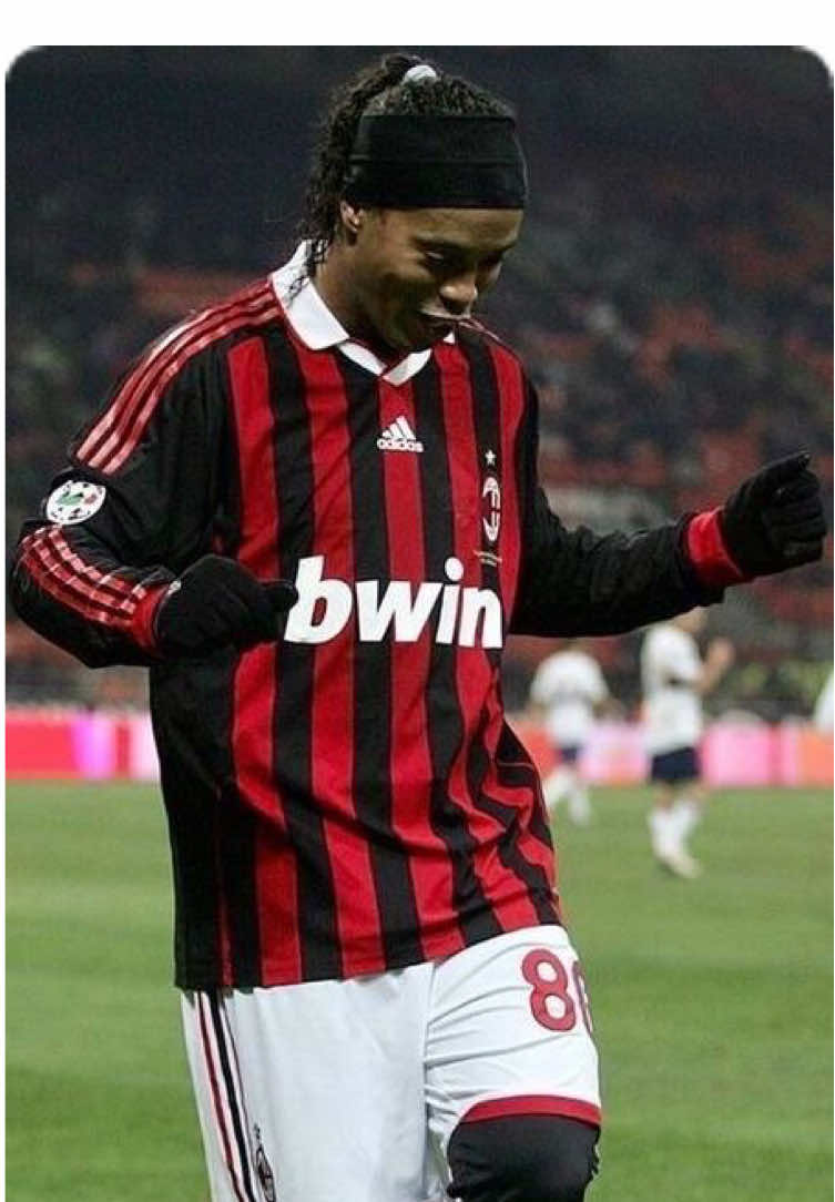 ❤️🖤 Dinho con la 80 Camiseta AC Milan titular 2008/09 Manga larga 🔥 Diseño mítico de franjas rossoneras 💲 23.000 pesos 📩 Disponible en El Vestuario, escribinos para conseguirla #ElVestuario #Milan #Milan2008 #Ronaldinho #CamisetaMilan          