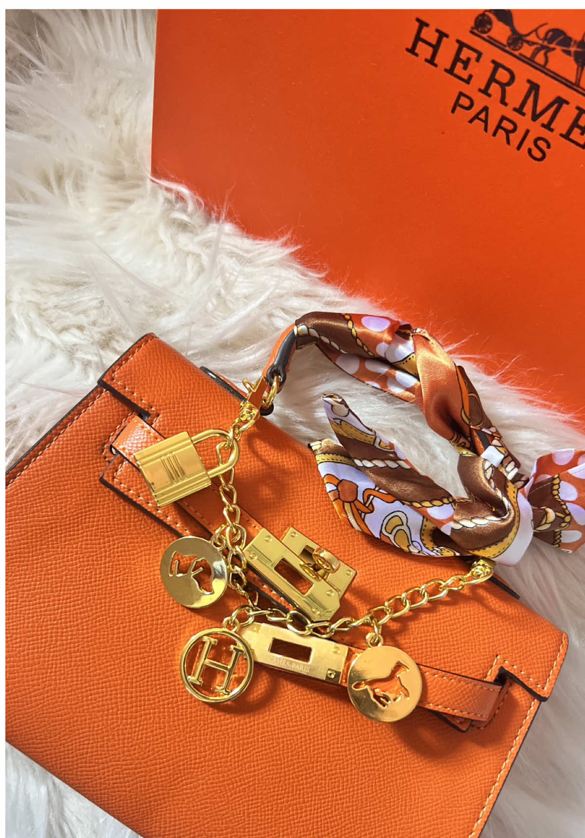 Hermès 👜🧡 - l’Élégance à portée de main ✨ Couleur : Orange 🔥                                 Disponible dès maintenant chez Maiosn Emy  Quantité limitée !  Passez votre commande par un message ou bien via WhatsApp : +212 610 337 932 #bag #baglover #maroctiktok #fashion #maisonemy 