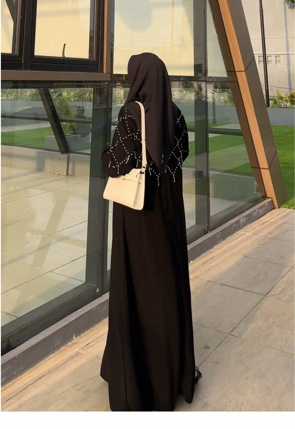 Abaya dengan aksen mutiara jahit mewahhh poll 🥺🥹🫶🏻#abaya #abayastyle #abayamewah 