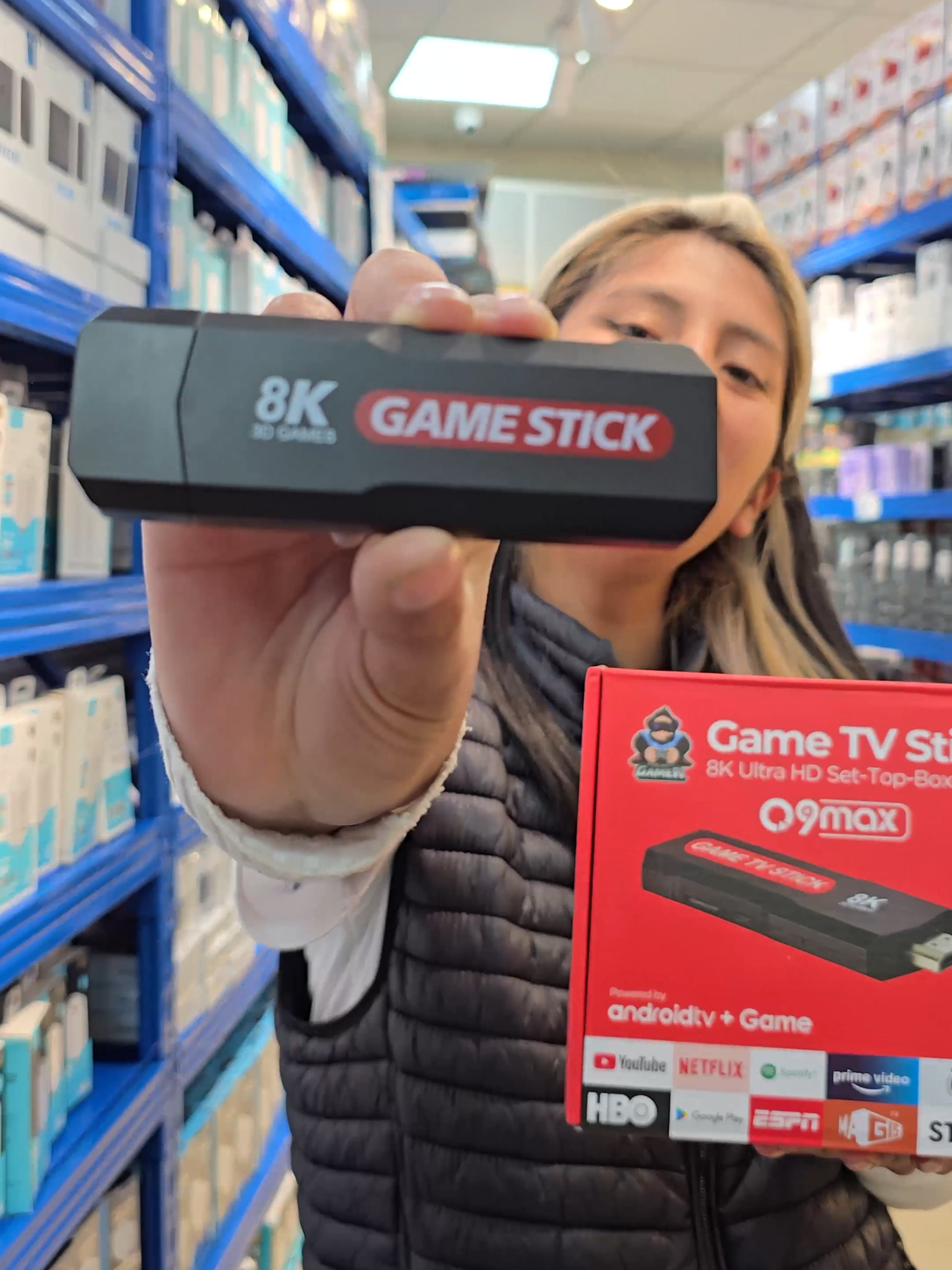 🎮📺 Consola + TV Box en un solo dispositivo 😱 Olvídate de cables y aparatos por todos lados, con el TV Stick Q9Max tienes TODO en la palma de tu mano. ✨ 16GB expandibles para miles de juegos clásicos y 3D 🕹️ 🎥 Netflix, YouTube, Spotify, Prime Video y más sin complicaciones 🖼️ Resolución 8K Ultra HD + HDR para una imagen increíble ⚡ WiFi 5G para máxima velocidad 🎮 Incluye control remoto y 2 joysticks inalámbricos Solo conéctalo a tu tele y listo ✅ 📍 Disponible ya en PSS, por mayor y menor. ¡Escríbenos y te atendemos al instante! 📩 WhatsApp: 78810466-78810468-78803131 #tvbox #tvboxandroid #consolasdevideojuegos #consolaretro #tvstick #android #chromecast #gametvstick #fyp #paratiiiiiiiiiiiiiiiiiiiiiiiiiiiiiii #lapaz #bolivia🇧🇴 #lapaz_bolivia🇧🇴
