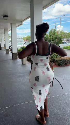 I been getting compliments all day…loving my dress💕