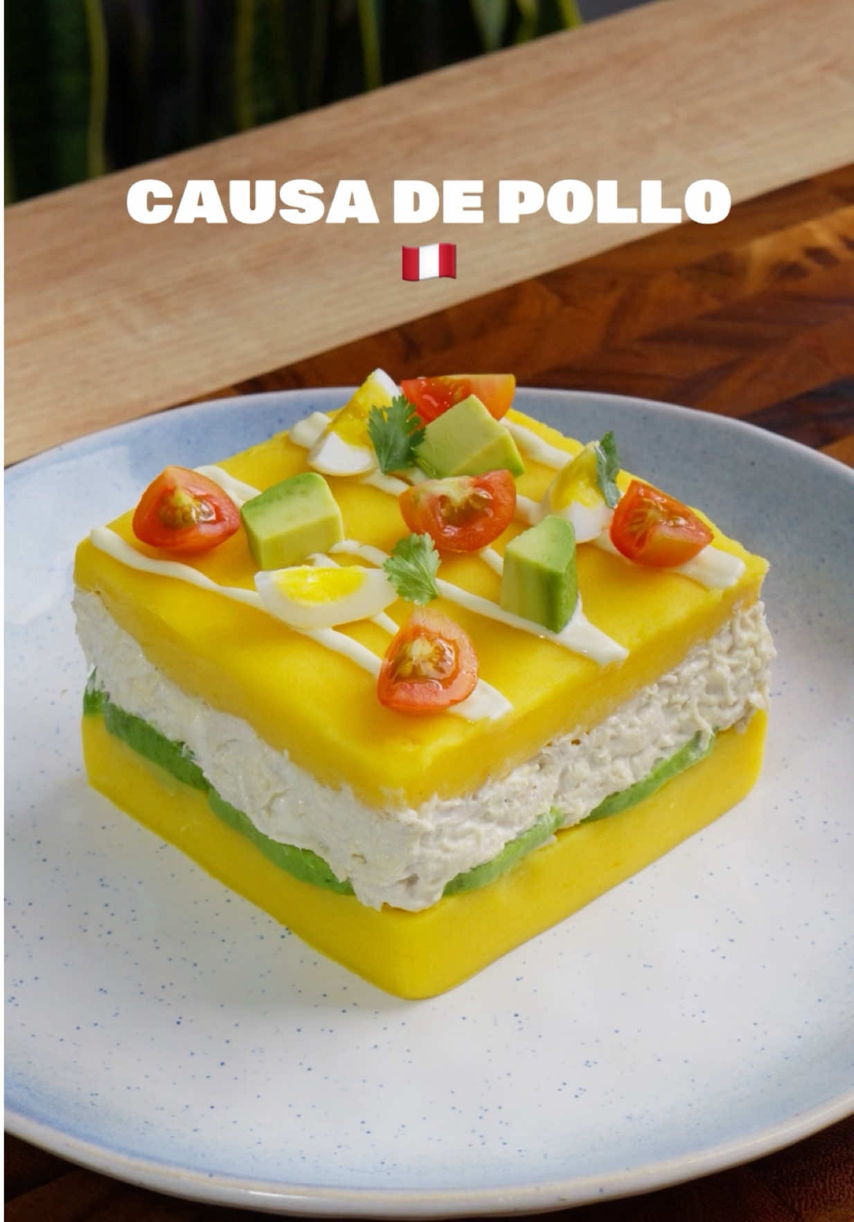 Perú en 20 recetas - episodio 5  Causa de pollo 🇵🇪 Ingredientes:  500 g papa amarilla prensada 30 g aceite vegetal 90 g pasta de ají amarillo  13 g zumo de limón Sal al gusto  Relleno: 1 pechuga de pollo cocida y deshilachada Mayonesa al gusto  Zumo de limón al gusto  Pimienta al gusto  1 palta #ricoyfacil #recetasfaciles #cocinaperuana #peruavinfood #causa 