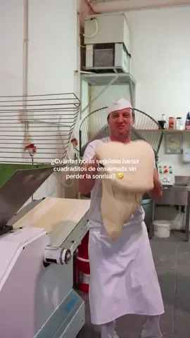Así se empieza cualquier ensaimada artesanal, una por una y con buen humor! 😜 #reposteriaartesanal #reposteria #ensaimada #ensaimadas #bakerylife 
