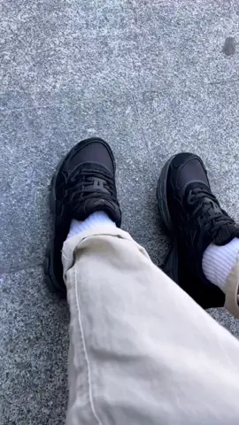 📌 Для профілю (допис) Asics GEL-NYC Total Black (Gore-Tex) 🖤 Арт: 0233 💸 Ціна: 2499 грн ✔️ Розміри: 41–45 ✔️ Матеріал: текстиль, замш, Gore-Tex ✔️ Підошва: резина 🇻🇳 Виробник: Вʼєтнам 🌦 Сезон: демісезон Ідеальний баланс комфорту, захисту та стилю. Підходять як для міських прогулянок, так і для активного відпочинку.