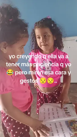 🤣🤣 menos mal se tienen una a la otra pero q va ni ella  colabora 😂