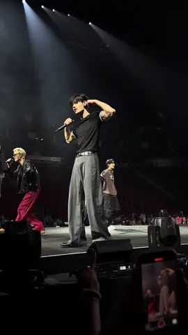 his biceps?? #sunghoon #enhypen #walkthelinetour #enhypenhouston 