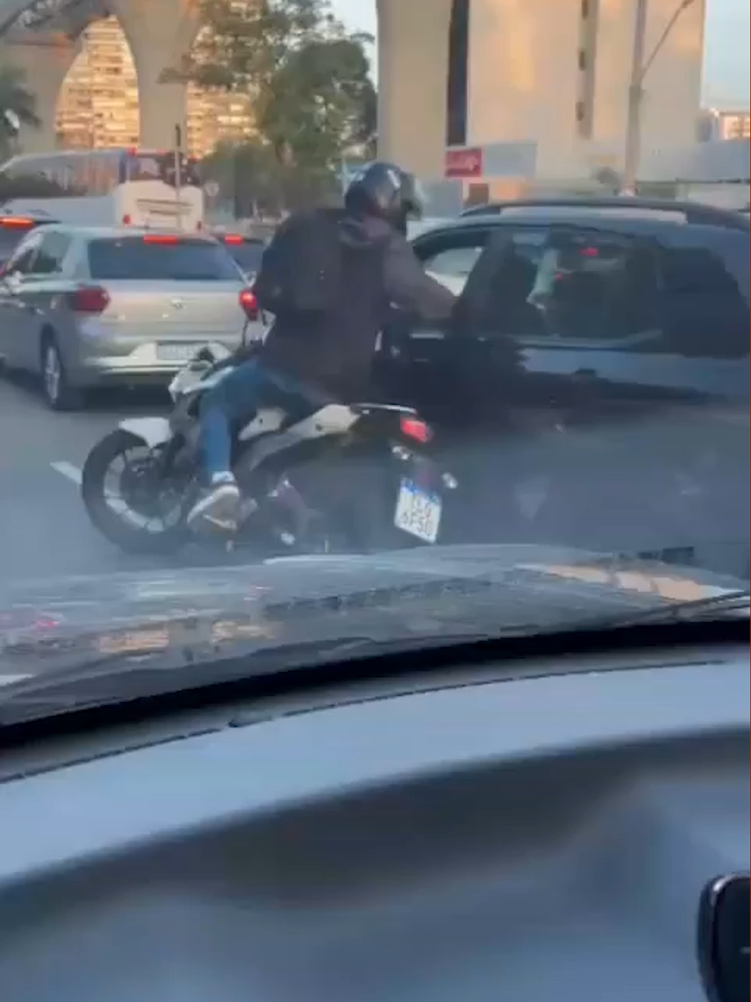 Um bandido foi morto na Avenida Jornalista Roberto Marinho, zona sul de São Paulo, nesta terça-feira, 12, no meio da tarde ao tentar assaltar um motorista parado no trânsito. Segundo informações policiais, o criminoso foi levado ao hospital para atendimento médico de urgência, mas não resistiu e morreu. Saiba mais em #VEJA. Link na bio. #brasil #assalto