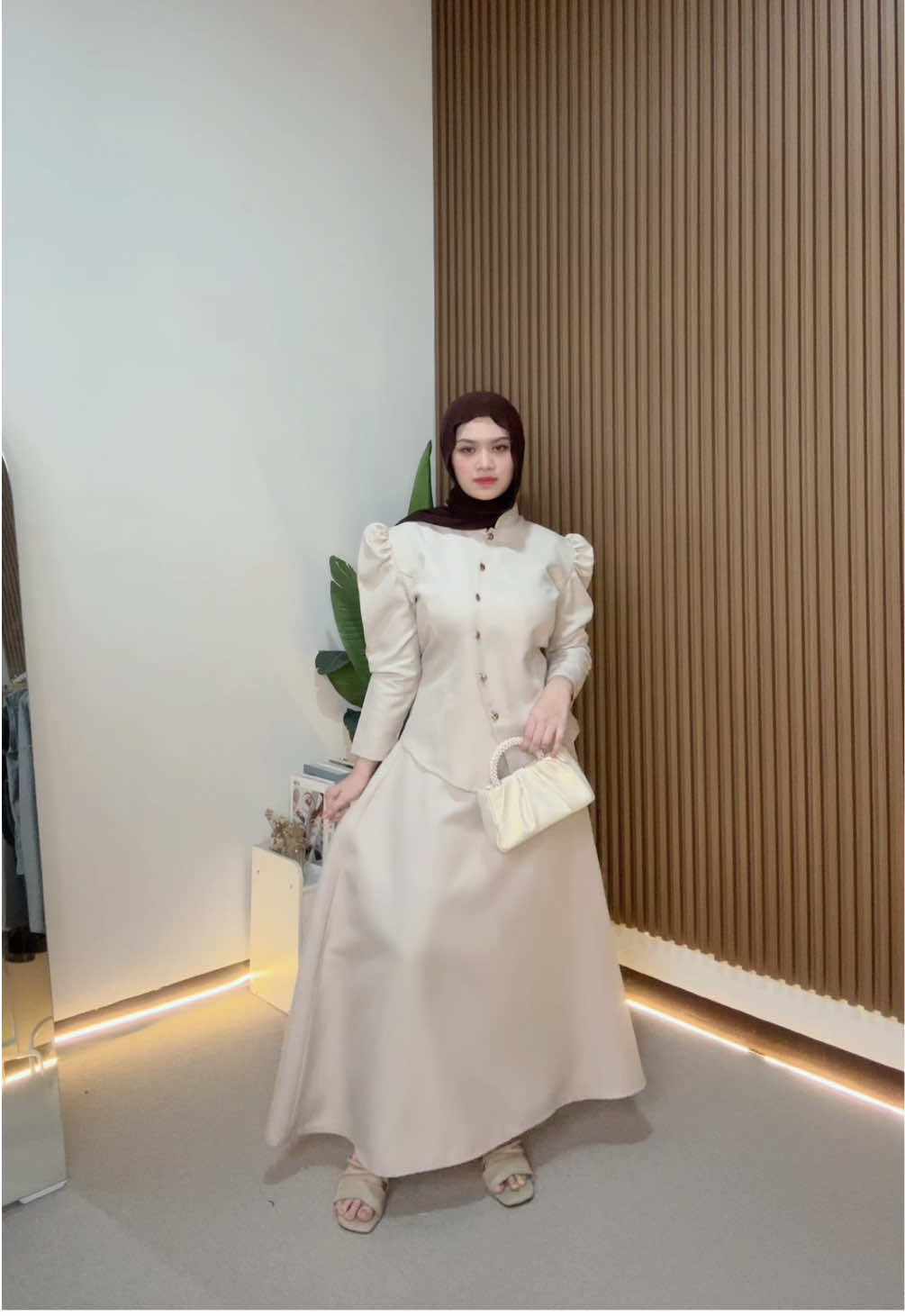 Siapa yang udah punya warna iniii😍🥰✨ Kalo yang blmmm cepett stocknya gabanyak🤫🫵🏻 #outfitinspo #setelanwanita #stelanrok #onesetkekinian #ootdfashion 