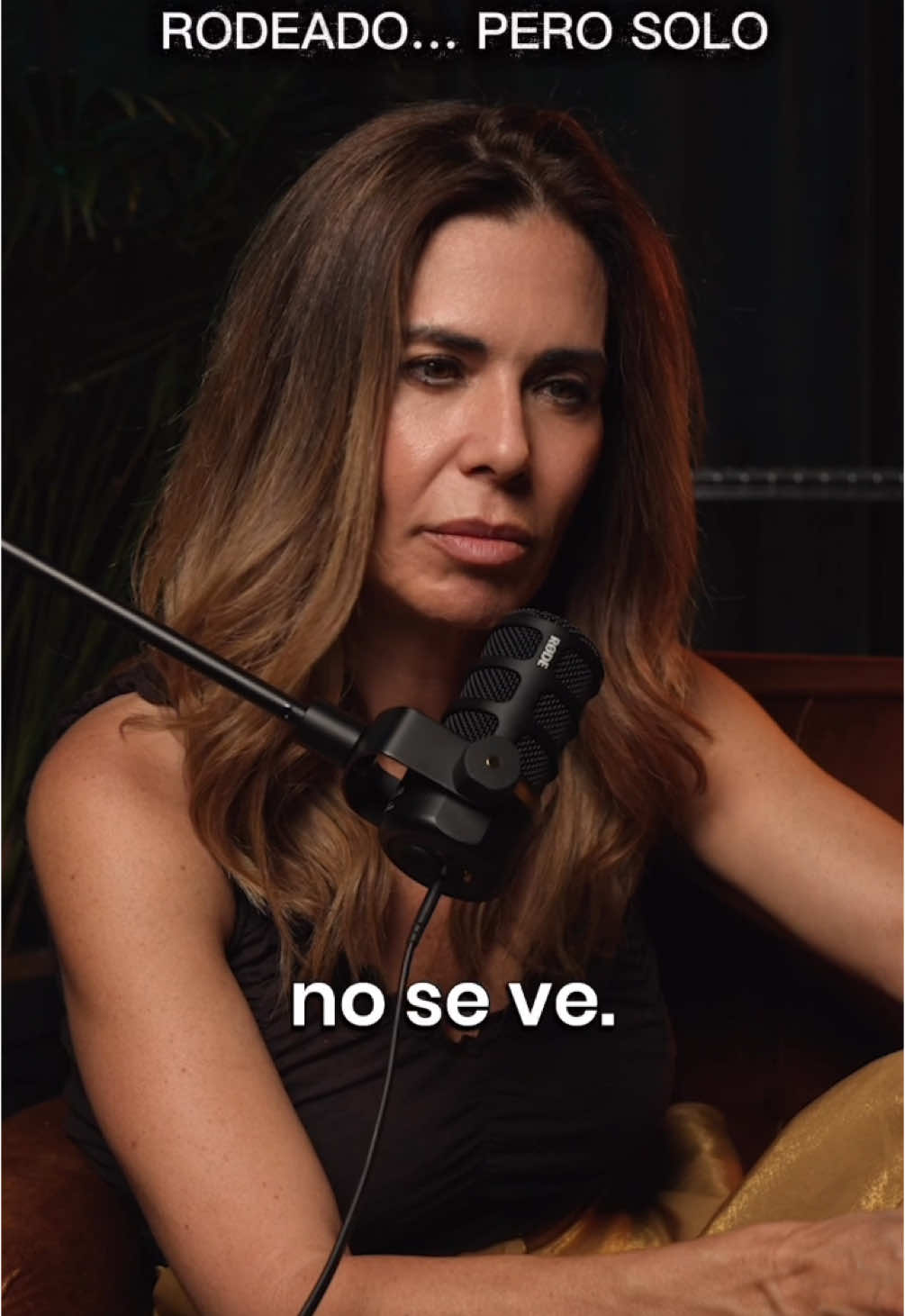 A veces estás en medio de una habitación llena de gente, y aun así… sientes un vacío que nadie nota. Sonrisas, conversaciones, ruido… pero nada te toca por dentro. Porque la verdadera soledad no siempre es silencio. Es no sentirte visto, escuchado, comprendido. Es mirar alrededor y saber que, aunque haya cuerpos cerca, tu alma está a kilómetros de distancia. Y ahí entiendes que no se trata de cuánta gente tienes a tu lado, sino de quién es capaz de mirarte de verdad… y encontrarte. #psicologia #ReprogramaciónMental #Neurociencia #begomentalreset 