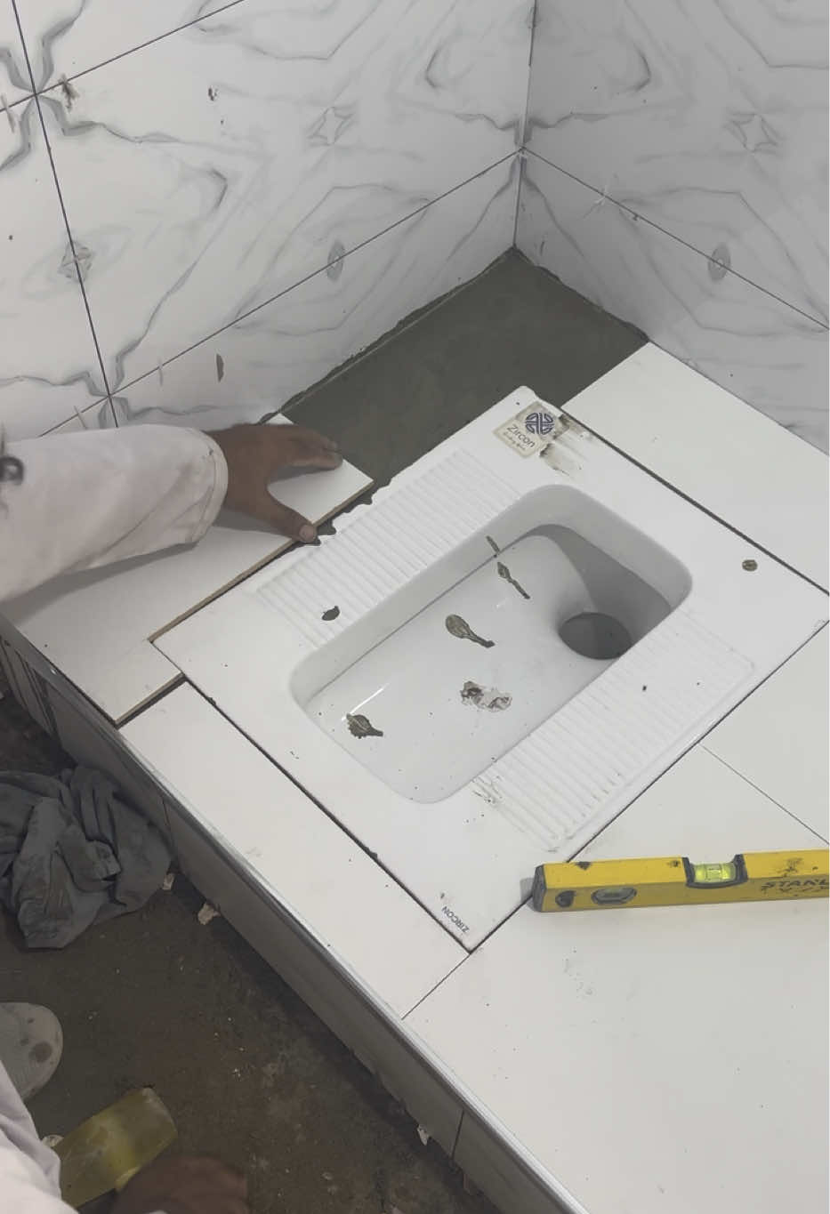 How to install tiles on a toilet seat#viralvideos #paryoupage #viral 