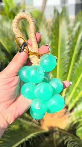 🍇✨ O sucesso foi tanto que a produção dobrou! O nosso sabonete viral cacho de uva voltou ainda mais irresistível, com aquela espuma cremosa e aroma doce que conquistou corações. Garanta o seu antes que acabe de novo! 💜 #saboneteartesanal #cachodeuva #riosdeessencias  #rondonia  #vilhena 