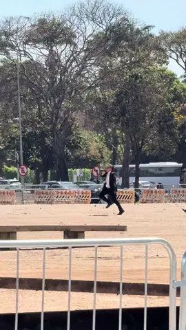 filma aqui valdez é ao vivo o advogado de alexandre de moraes é visto correndo em frente a sede do seu chefe #fyp #mizael #mizaelsilva #advogadoalexandredemoraes 