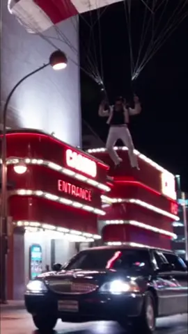 ¡Paracaídas en Las Vegas! ¡Persecución Épica y Caos Nocturno!