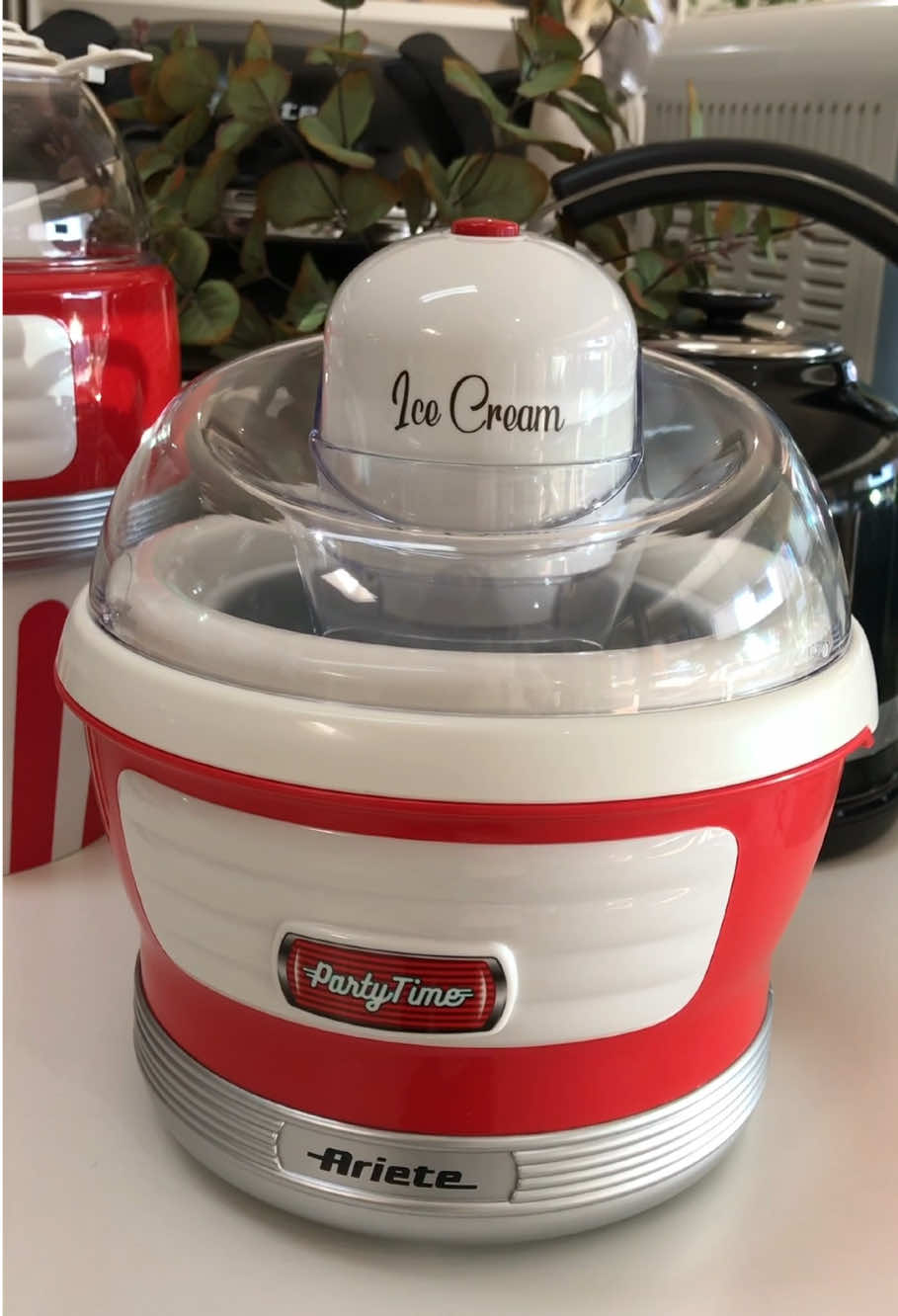 Linha Retrô Ariete ! Impossível não se apaixonar 😍 Sorveteira, Pipoqueira, Máquina de Hambúrguer, Waffle e Crepe…