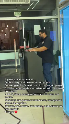 A parte que ninguém vê… O silêncio quando não entra ninguém. O caixa parado. O medo de não conseguir pagar. Dias dormindo tarde e acordando cedo… ou nem dormindo. E ele lá, firme, carregando o peso de tudo nas costas. O esforço que poucos reconhecem, mas que me enche de orgulho. ❤️ Por fora, um sorriso. Por dentro, a luta diária pra não desistir.